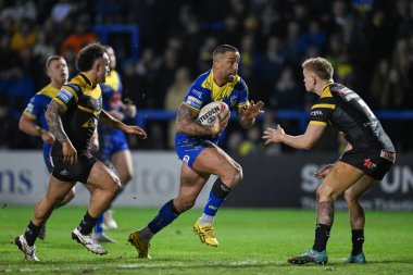 Warrington Wolves takımından Paul Vaughan, 1 Mart 202 'de Warrington, İngiltere' deki Halliwell Jones Stadyumu 'nda oynanan Warrington Wolves - Castleford Tigers maçında topa vuruyor.