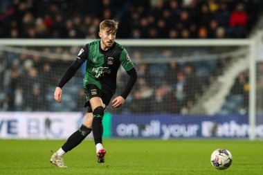 Coventry City 'den Josh Eccles, West Bromwich Albion' a karşı Coventry City 'nin 1 Mart 202' de oynadığı The Hawthorns, West Bromwich maçında pas veriyor.