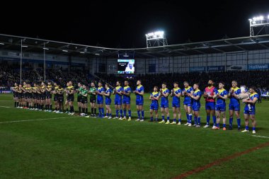 1 Mart 202 'de İngiltere' nin Warrington şehrindeki Halliwell Jones Stadyumu 'nda oynanan Warrington Wolves-Castleford Tigers maçında takımlar maçtan önce alkışlıyor.