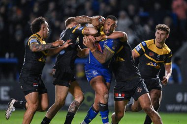 Warrington Wolves 'tan Paul Vaughan, Castleford Tigers' dan Luke Hooley ve Castleford Tigers 'tan Elie El-Zakhem tarafından oynanan Betfred Süper Lig 3. raundunda Warrington Wolves Castleford Tigers' a karşı Halliwell Jones Stadyumu, Warrington, Unit