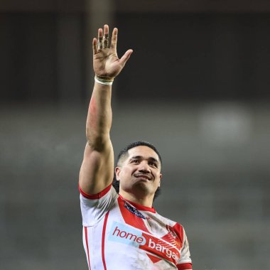 St. Helens takımından Sione Matautia, 1 Mart 2024 'te St Helens - Leopards maçında taraftarlara el sallıyor.