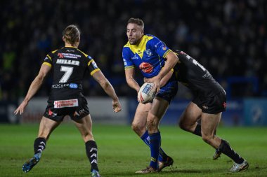 Warrington Wolves 'dan James Harrison, Castleford Tigers' dan Luke Hooley tarafından oynanan Betfred Süper Lig 3. tur karşılaşmasında Warrington Wolves Castleford Tigers 'a karşı Halliwell Jones Stadyumu, Warrington, 1 Mart 202