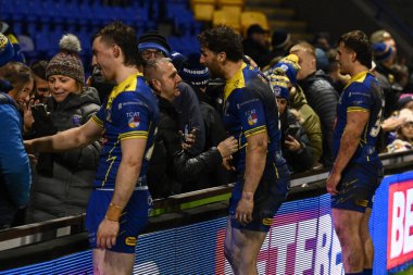 Warrington oyuncuları, İngiltere 'nin Warrington şehrindeki Halliwell Jones Stadyumu' nda oynanan Warrington Wolves-Castleford Tigers maçında oynanan 3.