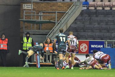 Huddersfield Giants takımının oyuncusu Adam Swift, 1 Mart 202 'de Wigan Warriors ile Huddersfield Giants arasında oynanan Betfred Süper Ligi 3. tur maçında 18-8' lik galibiyet elde etmeye çalışıyor.