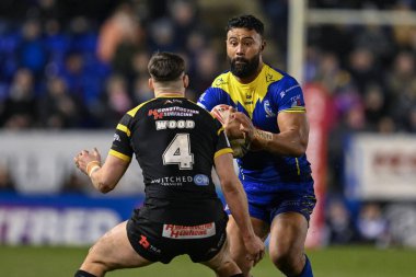 Warrington Wolves 'dan Zane Musgrove Castleford Tigers' dan Sam Wood 'un 3. Betfred Süper Ligi karşılaşmasında baskı yaptığı Warrington Wolves Castleford Tigers' a karşı Halliwell Jones Stadyumu, Warrington, 1 Mart 202
