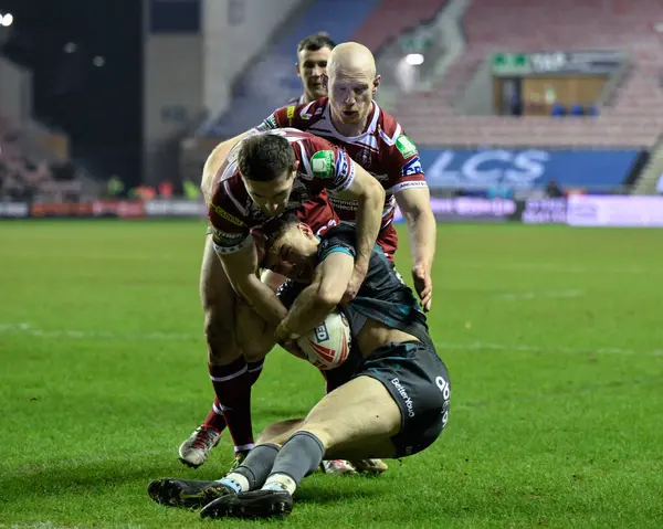 Elliot Wallis Van Huddersfield Giants Wordt Aangepakt Tijdens Betfred Super — Stockfoto