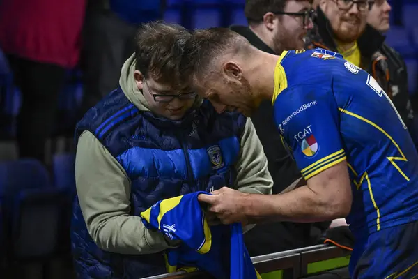 Ben Currie Warrington Wolves Assina Uma Camisa Fãs Após Jogo — Fotografia de Stock