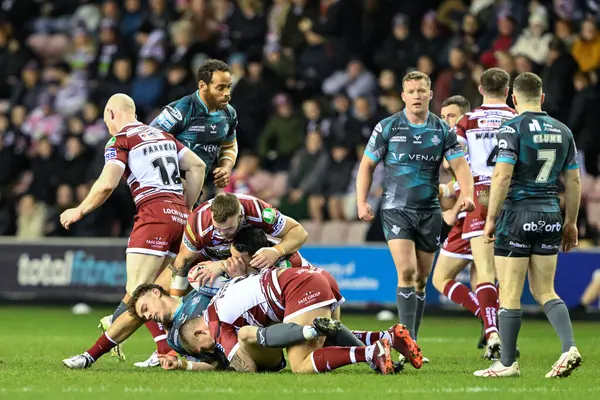 Elliot Wallis Huddersfield Giants Tackled Brad Oneill Wigan Warriors Betfred — Stock Photo, Image