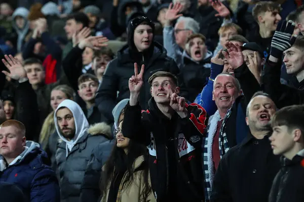 Ein Fan Von West Bromwich Albion Zeigt Den Spielstand Von — Stockfoto