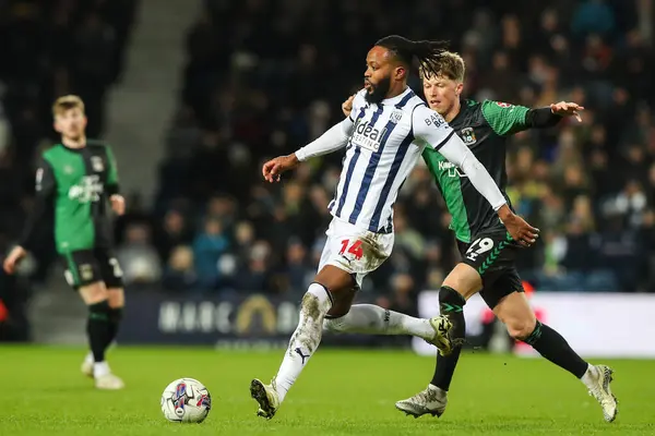 Nathaniel Chalobah Του West Bromwich Albion Πασάρει Την Μπάλα Κατά — Φωτογραφία Αρχείου