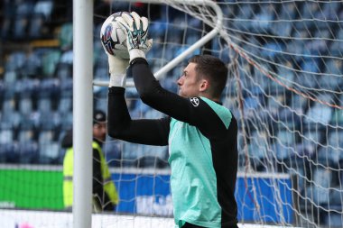 Maç öncesi ısınma oturumunda Barnsley 'den Liam Roberts Adams Park' ta Wycombe Wanderers 'a karşı 2 Mart 202' de oynanan Sky Bet 1 karşılaşmasında