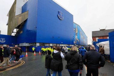 Premier Lig karşılaşması öncesinde stadyumun önünde toplanan taraftarlar Everton-West Ham United maçında Goodison Park, Liverpool, İngiltere, 2 Mart 202