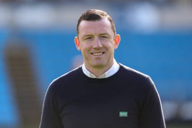 Neill Collins Barnsley 'in baş antrenörü, 2 Mart 202' de Adams Park, High Wycombe, Birleşik Krallık 'ta Wycombe Wanderers' a karşı oynanan Sky Bet 1 maçı sırasında geldi.