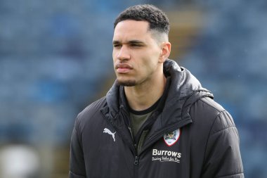 Barnsley 'den Jon Russell, 2 Mart 202' de Adams Park, High Wycombe, Birleşik Krallık 'ta Wycombe Wanderers' a karşı oynanan Sky Bet 1 karşılaşmasında geldi.