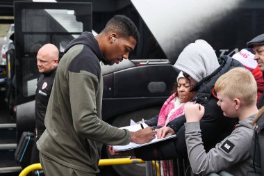 Barnsley takımından Donovan Pines, 2 Mart 202 'de Adams Park, High Wycombe, İngiltere' de Wycombe Wanderers 'a karşı oynanan Sky Bet 1 maçında imza programlarını imzaladı.