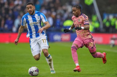 Leeds United takımından Crysencio Summerville, Huddersfield Town 'dan Brodie Spencer' dan 2 Mart 202 'de John Smith Stadyumu' nda Huddersfield Town 'a karşı Leeds United maçında kurtuldu.