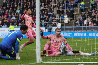 Leeds United takımından Patrick Bamford, 2 Mart 202 'de John Smith' in Stadyumu 'nda oynanan Huddersfield Town - Leeds United maçının ikinci yarısındaki skoru 1-1 olarak kutluyor.
