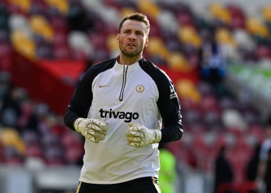 Chelsea 'den Marcus Bettinelli, Premier League karşılaşmasında Brentford Chelsea' ye karşı Londra 'daki Gtech Community Stadyumu' nda 2 Mart 202 tarihinde oynanan karşılaşma öncesinde ısınıyor.