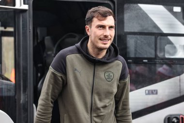 Barnsley 'den Josh Earl, 2 Mart 202' de Adams Park, High Wycombe, Birleşik Krallık 'ta Wycombe Wanderers' a karşı oynanan Sky Bet 1 maçı sırasında geldi.