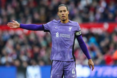 Liverpool 'dan Virgil van Dijk Premier Lig maçında takım arkadaşlarına talimat verir Nottingham Forest Liverpool' a karşı City Ground, Nottingham, İngiltere, 2 Mart 202