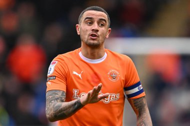 Blackpool 'dan Oliver Norburn takımına, 2 Mart 202' de Croud Meadow, Shrewsbury 'de oynanan Skrewsbury Town-Blackpool maçında talimat veriyor.