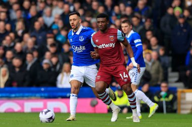 Mohammed Kudus of West Ham United passes the ball watched by Dwight McNeil of Everton during the Premier League match Everton vs West Ham United at Goodison Park, Liverpool, United Kingdom, 2nd March 202