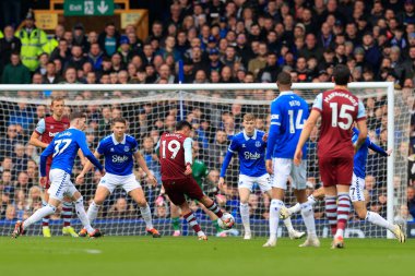 West Ham United takımından Edson Alvarez, 2 Mart 202 'de Goodison Park, Liverpool' da oynanan Premier League karşılaşmasında Everton-West Ham United karşılaşması öncesinde kaleye bir atış yaptı.