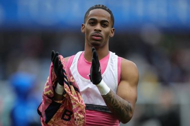 Hüzünlü Leeds United takımından Crysencio Summerville, 2 Mart 202 'de John Smith Stadyumu' nda Huddersfield Town ile Leeds United arasındaki Sky Bet Şampiyonası maçından sonra destekçilerini alkışlıyor ve alkışlıyor.