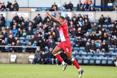 Barnsley 'li Donovan Pines, 2 Mart 202' de Adams Park, High Wycombe, İngiltere 'de Wycombe Wanderers-Barnsley maçında 2-2' lik galibiyet golünü kutluyor.