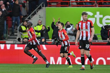 Brentford 'dan Yoane Wissa, Premier Lig maçında Brentford Chelsea' ye karşı Gtech Community Stadyumu 'nda 2 Mart 202' de oynanan karşılaşmada Brentford 'un 2-1 kazanmasını kutluyor.