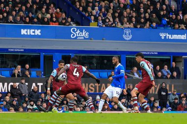 West Ham United takımından Kurt Zouma, Everton - West Ham United Premier Lig maçında Goodison Park, Liverpool, İngiltere 'de 2 Mart 202 tarihinde oynanan Everton maçında Everton' a penaltı kazandıran topu tutuyor.
