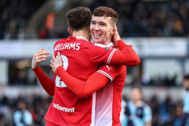 Barnsley 'li Conor Grant, Adams Park, High Wycombe, Birleşik Krallık, 2 Mart 202' de oynanan Sky Bet 1 karşılaşmasında Barnsley 'li Jordan Williams ile 2-4' lük galibiyetini kutluyor.