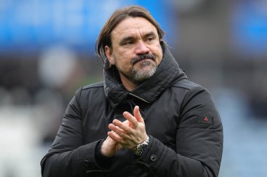 Leeds United takımının teknik direktörü Daniel Farke, 2 Mart 202 'de John Smith' in Stadyumu 'nda oynanan Huddersfield Town - Leeds United maçından sonra taraftarlarını alkışlıyor ve alkışlıyor.