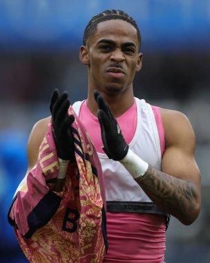 Hüzünlü Leeds United takımından Crysencio Summerville, 2 Mart 202 'de John Smith Stadyumu' nda Huddersfield Town ile Leeds United arasındaki Sky Bet Şampiyonası maçından sonra destekçilerini alkışlıyor ve alkışlıyor.