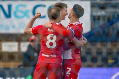 Barnsley 'li Conor Grant, 2 Mart 202' de Adams Park, High Wycombe, İngiltere 'de Wycombe Wanderers-Barnsley maçında 2-4' lük galibiyet golünü kutluyor.