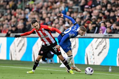 Brentford 'dan Sergio Reguiln Chelsea' li Cole Palmer, Premier League karşılaşmasında Brentford Chelsea 'ye karşı Gtech Community Stadyumu' nda 2 Mart 2024 'te faul yaptı.