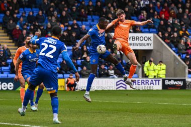 Blackpool 'dan Jake Beesley ve Shrewsbury Town' dan Jason Sraha 2 Mart 202 'de Croud Meadow, Shrewsbury' de oynanan Sky Bet 1 maçı sırasında top için savaştılar.