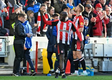 Brentford 'dan Yoane Wissa, Premier Lig maçında Brentford Chelsea' ye karşı Gtech Community Stadyumu 'nda 2 Mart 202' de oynanan karşılaşmada Brentford 'un 2-1 kazanmasını kutluyor.
