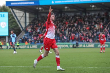 Barnsley 'den Corey O' Keeffe, 2 Mart 202 'de Adams Park, High Wycombe, Birleşik Krallık' ta Wycombe Wanderers 'a karşı oynanan Sky Bet 1 maçında 2-3' lük galibiyet golünü kutluyor.