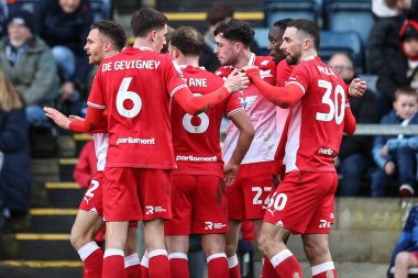 Barnsley 'den Corey O' Keeffe, 2 Mart 202 'de Adams Park, High Wycombe, Birleşik Krallık' ta oynanan Sky Bet 1 karşılaşmasında takım arkadaşlarıyla yaptığı maçı 2-3 kazanarak kutluyor.