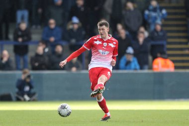Barnsley 'li Mal de Gevigney, 2 Mart 2024' te Adams Park 'ta Wycombe Wanderers' a karşı oynadığı Sky Bet 1 maçında pas verdi.
