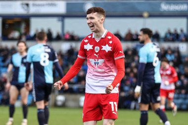 Barnsley 'li Conor Grant, 2 Mart 202' de Adams Park, High Wycombe, İngiltere 'de Wycombe Wanderers-Barnsley maçında 2-4' lük galibiyet golünü kutluyor.