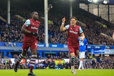 West Ham United takımından Kurt Zouma, İngiltere 'nin Liverpool kenti Goodison Park' ta oynanan Premier League maçında 1-1 'lik skoru kutluyor.