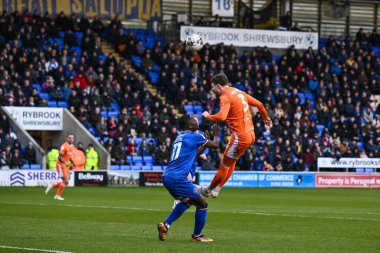 Blackpool 'dan James Husband 2 Mart 202' de Croud Meadow, Shrewsbury, İngiltere 'de oynanan Sky Bet 1 karşılaşmasında kaleye doğru ilerliyor.