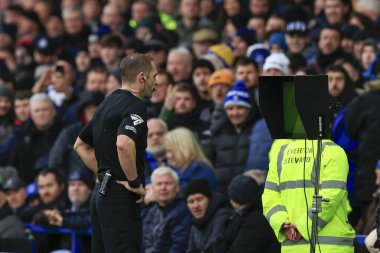 Hakem Craig Pawson, Everton 'a 2 Mart 202' de Goodison Park, Liverpool 'da oynanan Premier League maçında Everton' a karşı West Ham United penaltısını vermeden önce VAR çekini gerçekleştirdi.