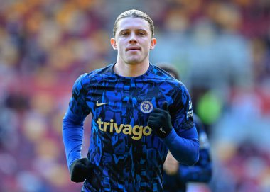 Chelsea 'den Conor Gallagher, Premier League karşılaşmasında Brentford Chelsea' ye karşı Londra 'daki Gtech Community Stadyumu' nda 2 Mart 202 'de oynanan karşılaşma öncesinde ısınıyor.