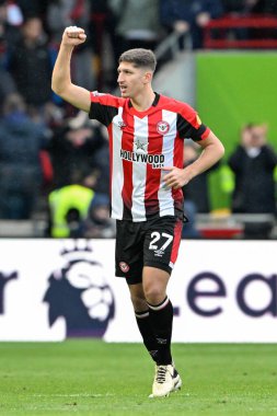 Brentford 'dan Vitaly Janelt, 2 Mart 202' de Londra 'daki Gtech Community Stadyumu' nda oynanan Premier League karşılaşmasında Brentford Chelsea 'ye karşı 1-1' lik galibiyet golünü atan Brentford 'lu Mads Roerslev' i kutluyor.