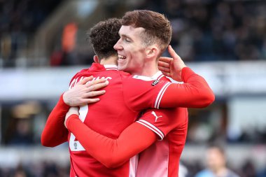 Barnsley 'li Conor Grant, Adams Park, High Wycombe, Birleşik Krallık, 2 Mart 202' de oynanan Sky Bet 1 karşılaşmasında Barnsley 'li Jordan Williams ile 2-4' lük galibiyetini kutluyor.