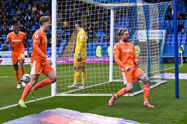 Blackpool 'dan Hayden Coulson, 2 Mart 202' de Croud Meadow, Shrewsbury, Birleşik Krallık 'ta oynanan Sky Bet Ligi 1 karşılaşmasında 0-2' lik galibiyet golünü kutluyor.