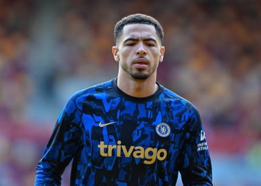 Chelsea 'den Levi Colwill, Premier League karşılaşmasında Brentford Chelsea' ye karşı 2 Mart 202 'de Londra' daki Gtech Community Stadyumu 'nda ısınıyor.